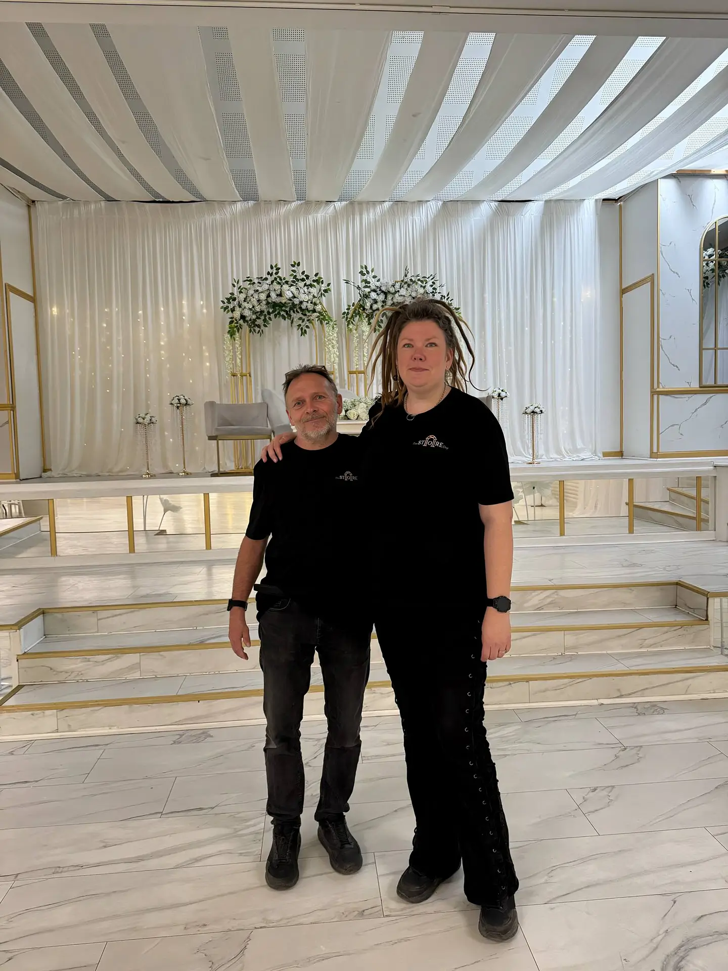 Maria og Kenneth ved opsætning af dekorationer til bryllup i Skovlunde maj 25