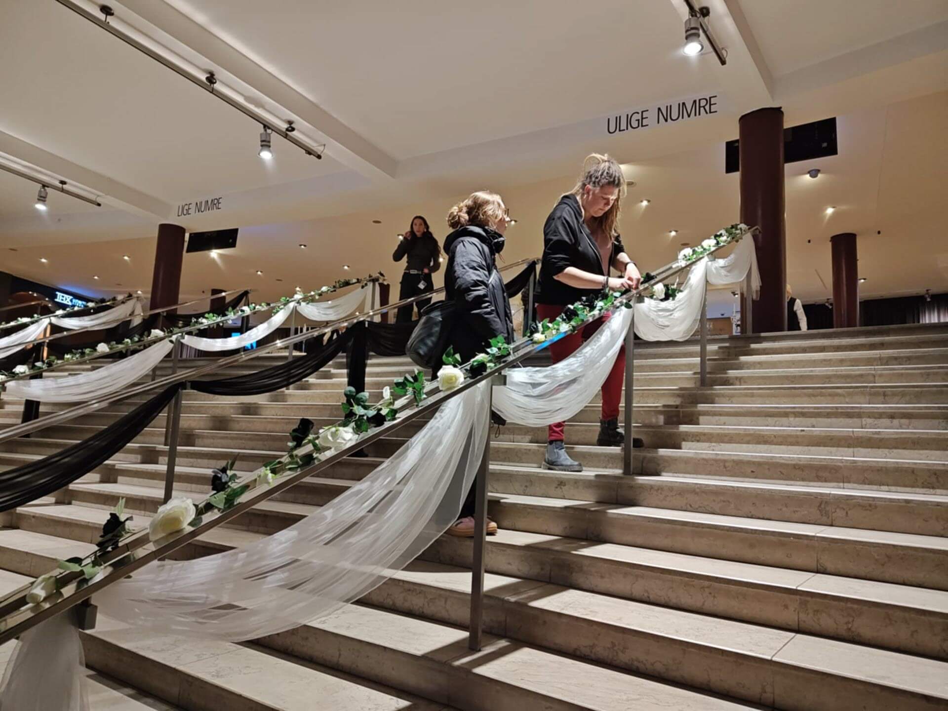 Premiere på Pigen med nålen i Imperial Bio d. 22.01.2025 - opsætning af pynt af Maria fra Den Store Dag