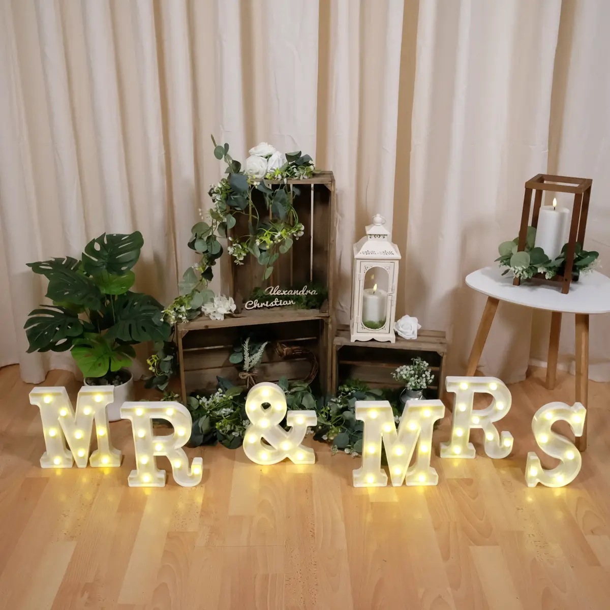 lej Dekorationskasser i træ | Sæt med 3 str. trækasser | Blomsterkasser med eukalyptus ranker, mos, hvid lanterne med LED bloklys og MR & MRS LED bogstaver