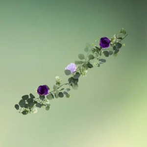 lej Kunstig blomsterranke med lilla roser og eukalyptus | 1,8 m