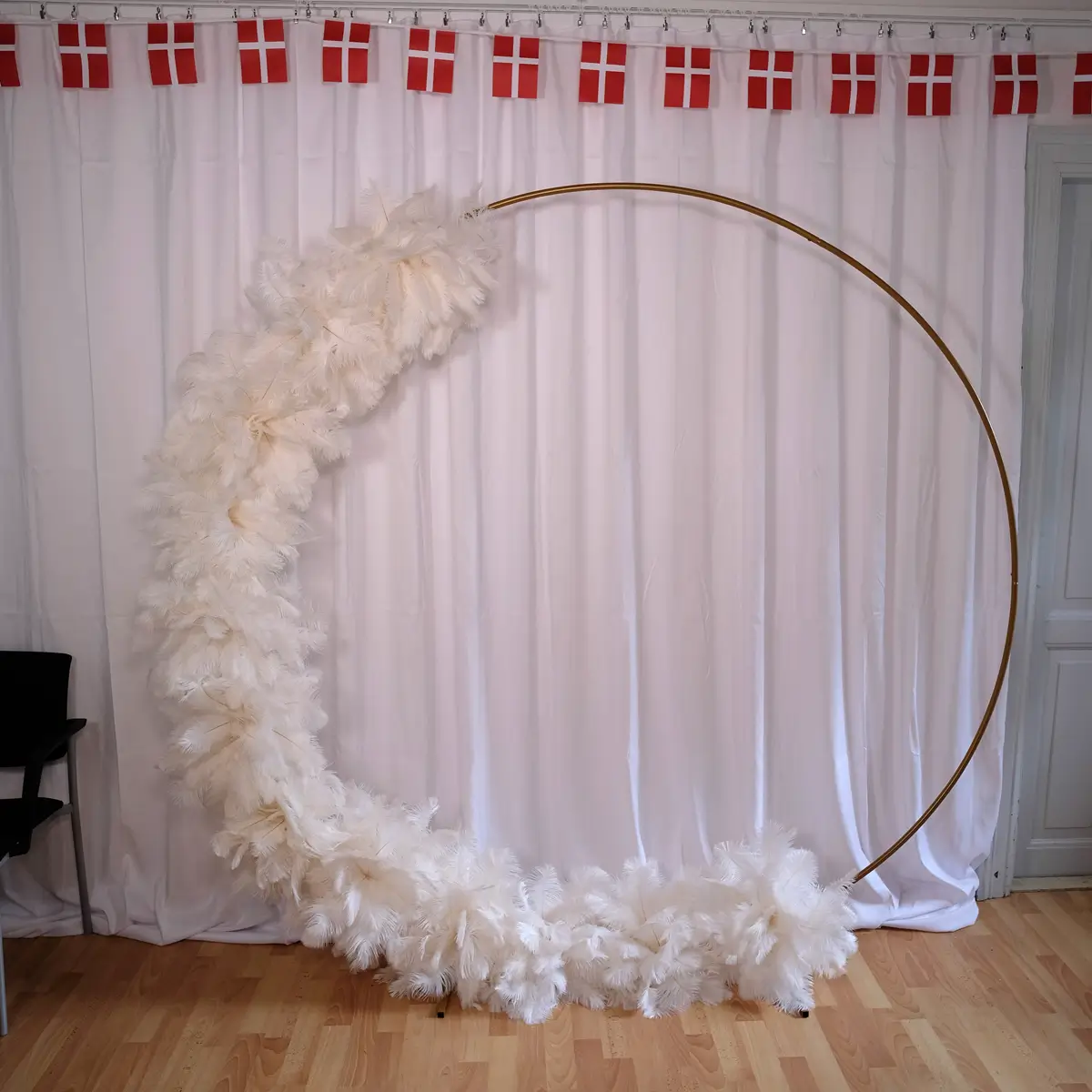 Rund vielsesbue / backdrop med fjerdekorationer - fødselsdag - workcase