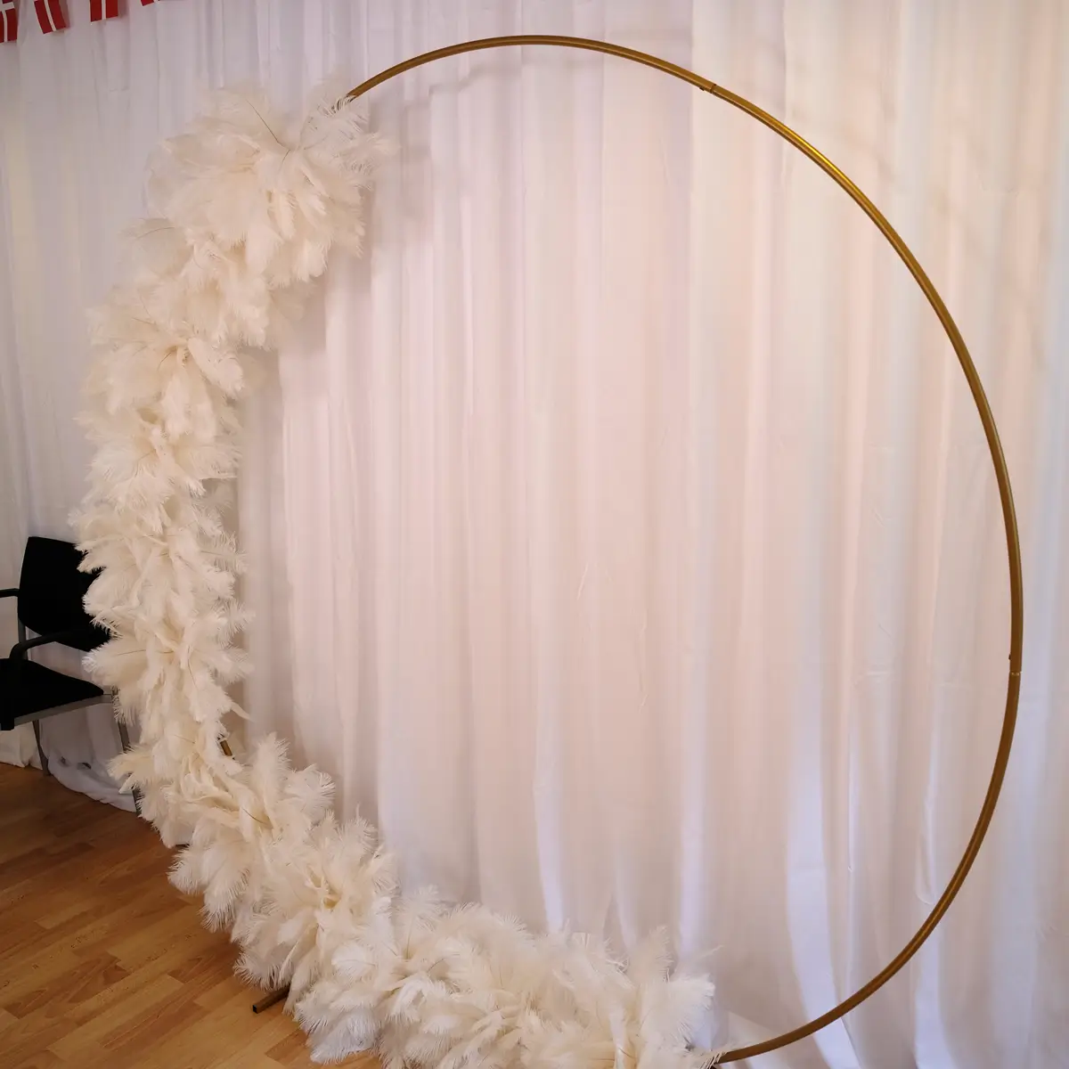 Rund vielsesbue / backdrop med fjerdekorationer - fødselsdag - workcase