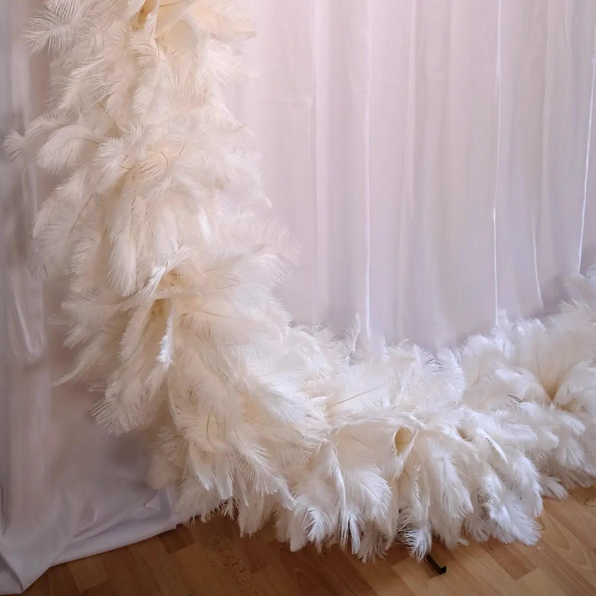 Rund vielsesbue / backdrop med fjerdekorationer - fødselsdag - workcase