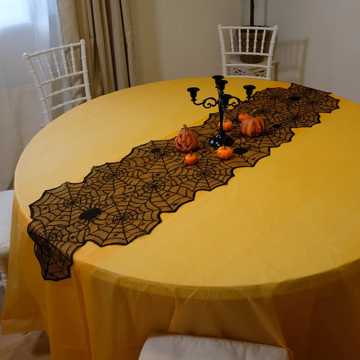 Sort halloween blontebordløber, spindelvæv, edderkopper (1) lej Sort Halloween blonde bordløber med spindelvæv og edderkopper