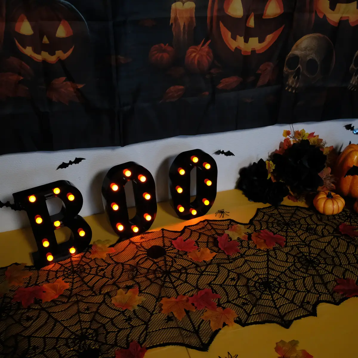 Sort halloween blontebordløber, spindelvæv, edderkopper boo (1) lej Sort Halloween blonde bordløber med spindelvæv og edderkopper