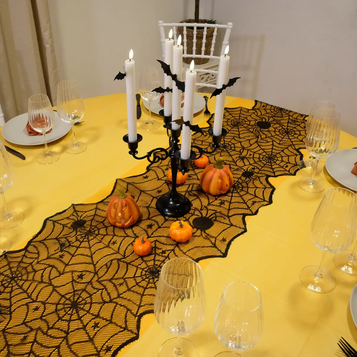 Spisebord borddækning centerpiece (1) Halloween borddækning med sort bestik med mønster, grå tallerkner , orange stofservietter, rillede glas, LED-lys, sort lysestage, græskar og halloweenpynt