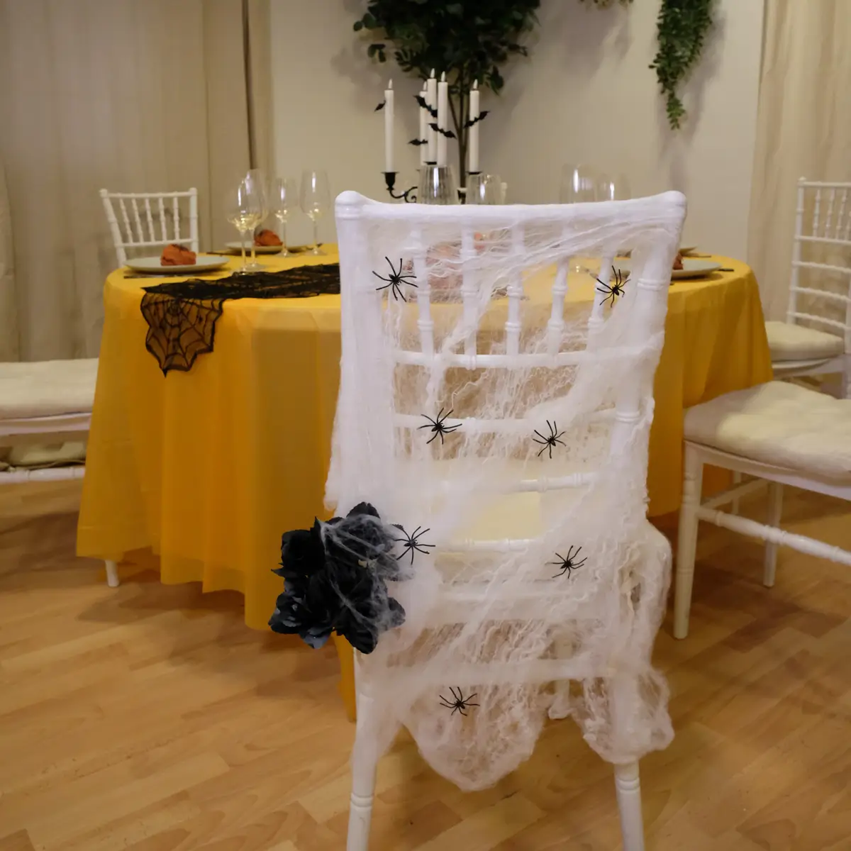 Halloween stolepynt med spindelvæv, edderkopper og sorte blomster