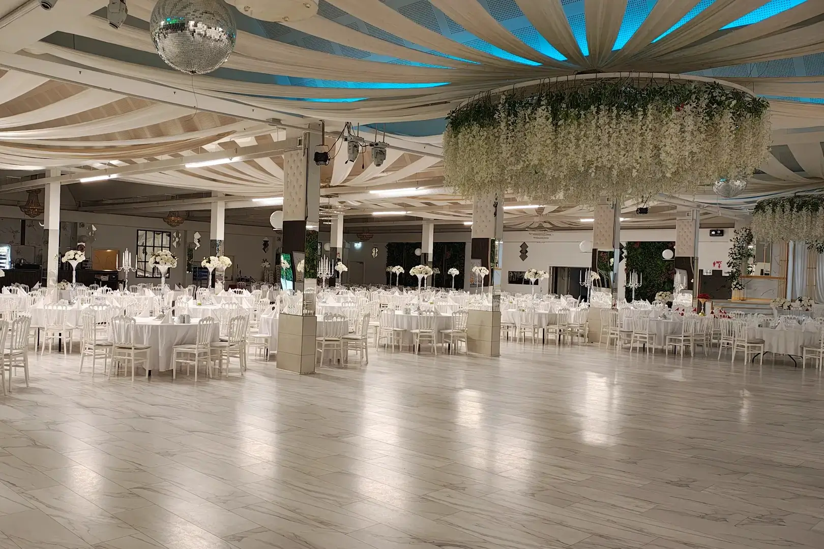 Lej pynt og få det sat op til bryllup med flere hundrede gæster