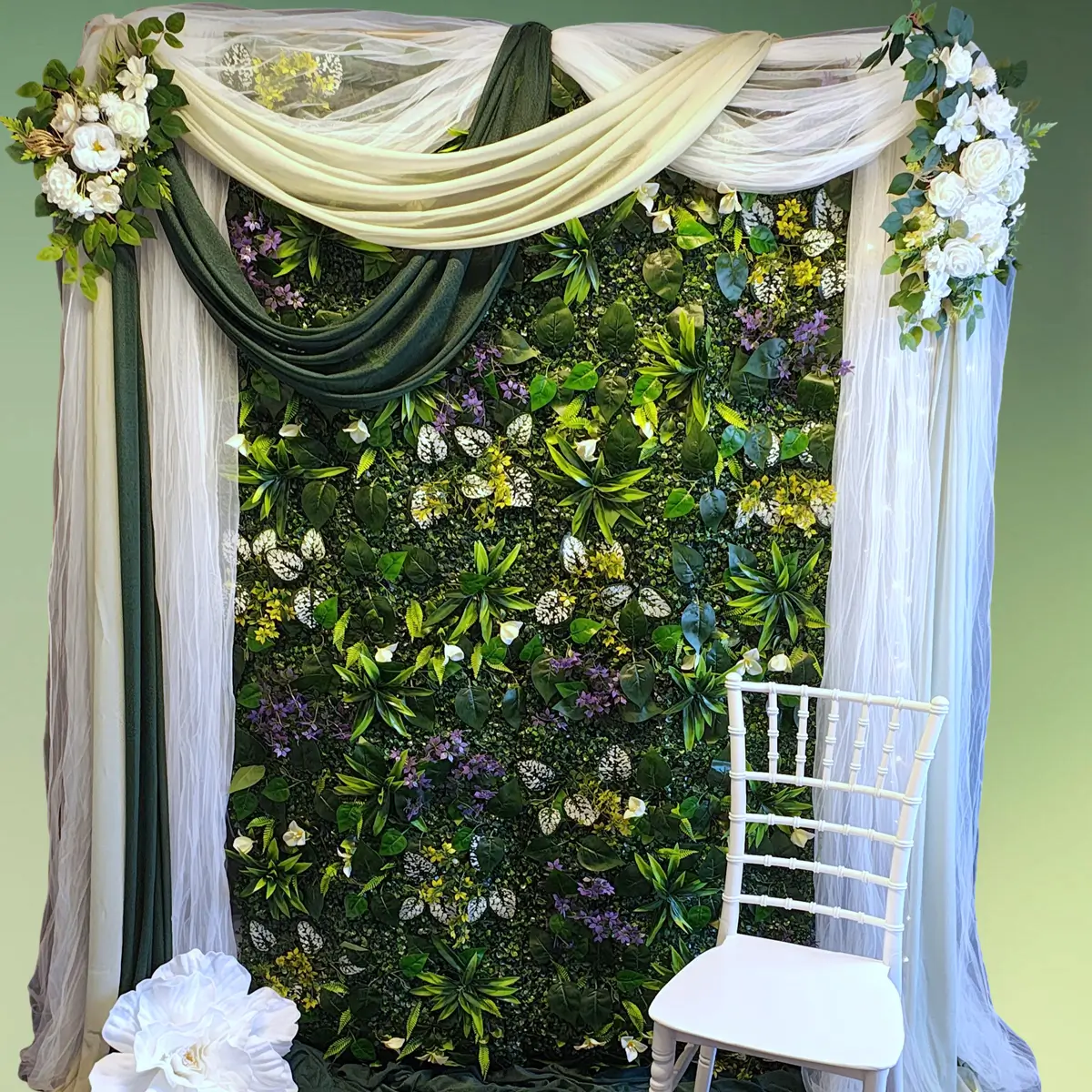 Vielsesbue firkantet guldfarvet 2x1,5 m med Blomstervæg panel, chiffonstof og hvide blomster