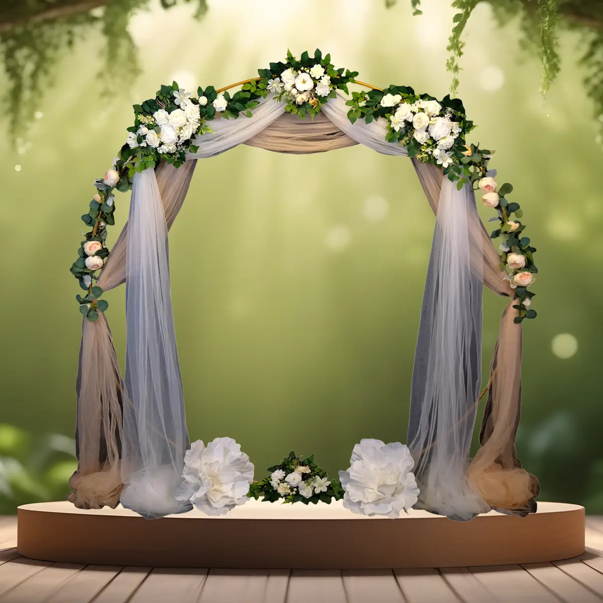 hvid og champagne chiffon på rund guldfarvet vielsesbue backdrop med hvide blomsterdekorationer og champagne blomsterranker samt to kæmpe store hvide pæon blomster