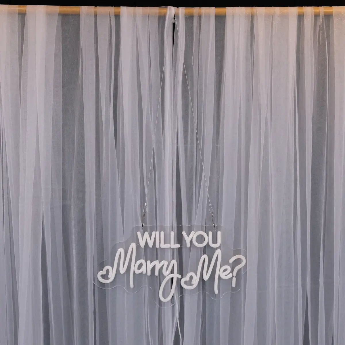 Will you marry me LED lysskilt hvid slukket ophæng (1) lej LED lysskilt | "Will you marry me?" | Hvid | Dæmpbart neonskilt
