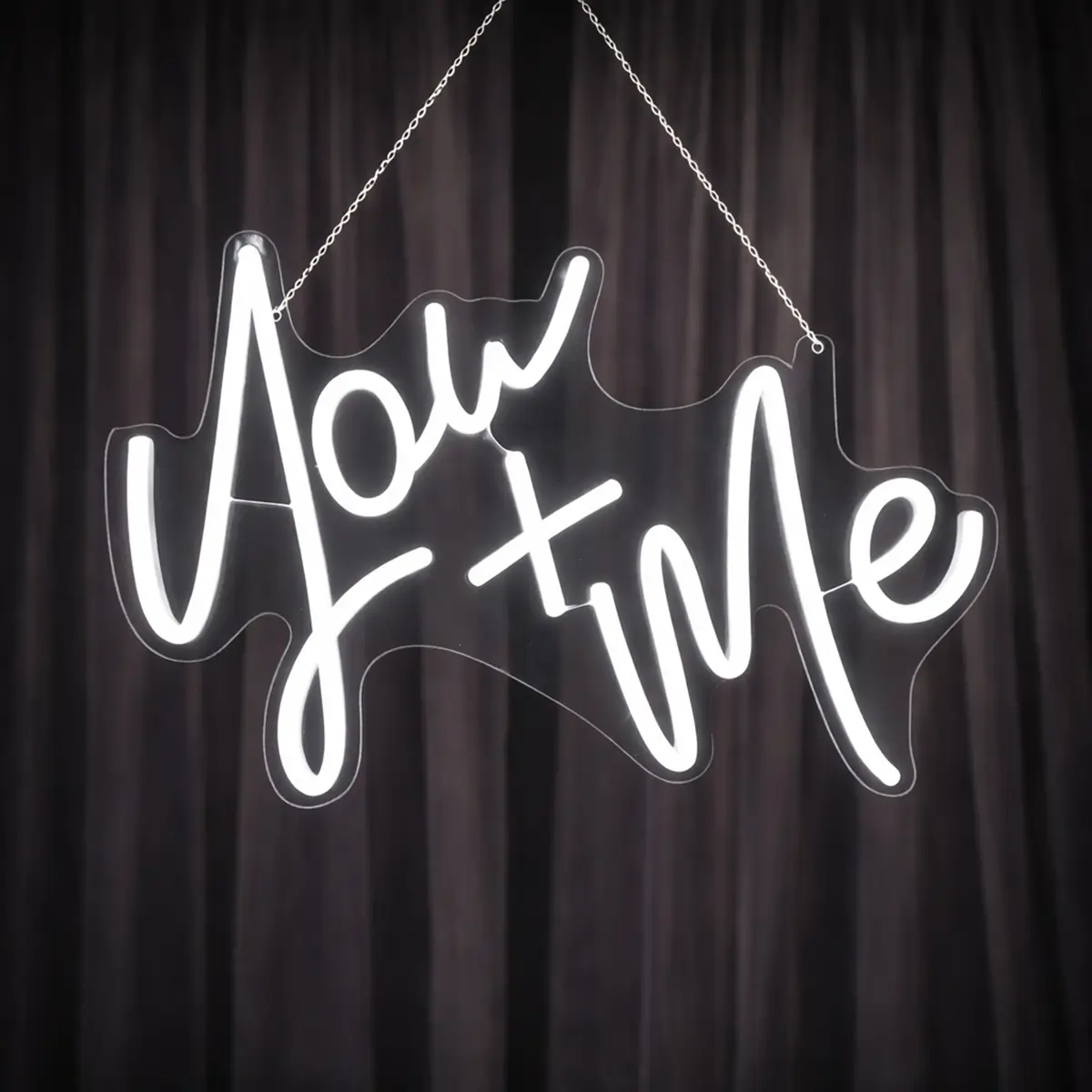 You + me led neonskilt med usb - hvid chiffon (1) lej LED lysskilt | "You + Me" | Hvid | Dæmpbart neonskilt
