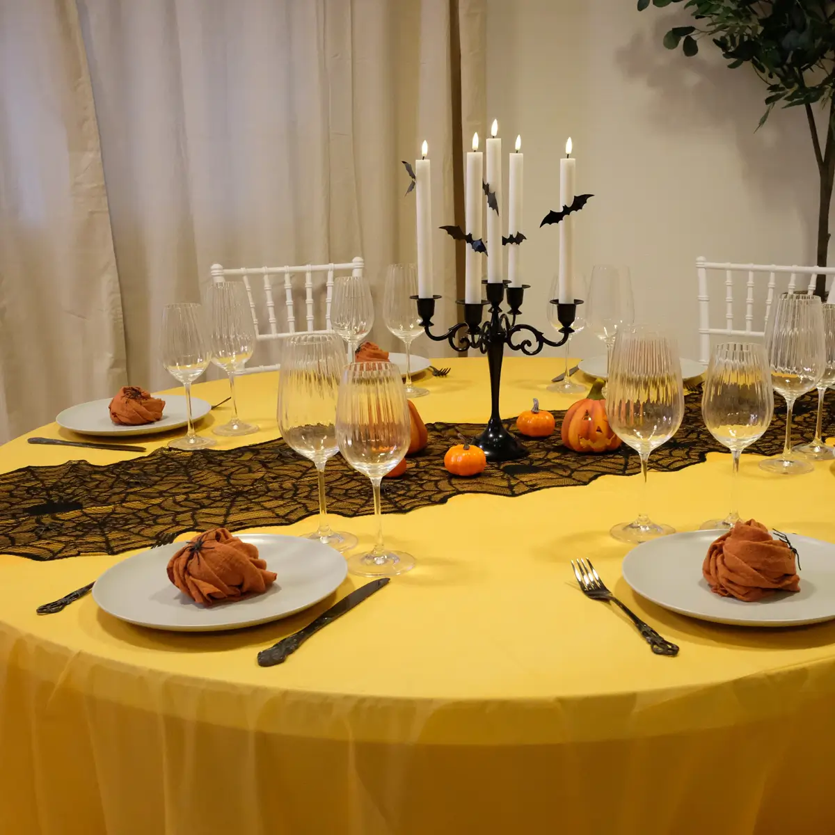 femhovedet lysestage sort med hvide led lys - halloween (1) lej Femarmet lysestage | Sort metal | Kandelaber til halloween