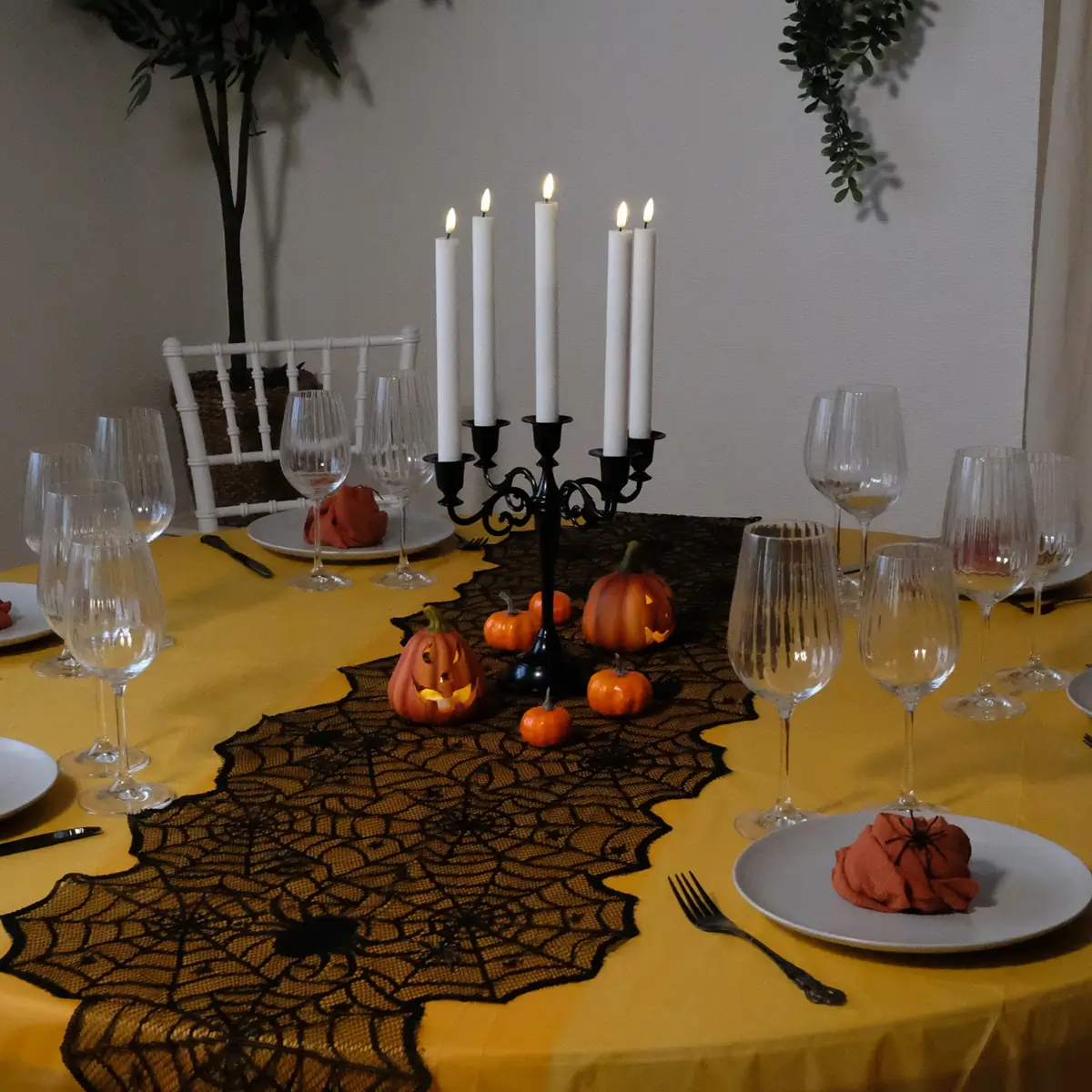 femhovedet lysestage sort med hvide led lys - halloween 2 (1) lej Femarmet lysestage | Sort metal | Kandelaber til halloween