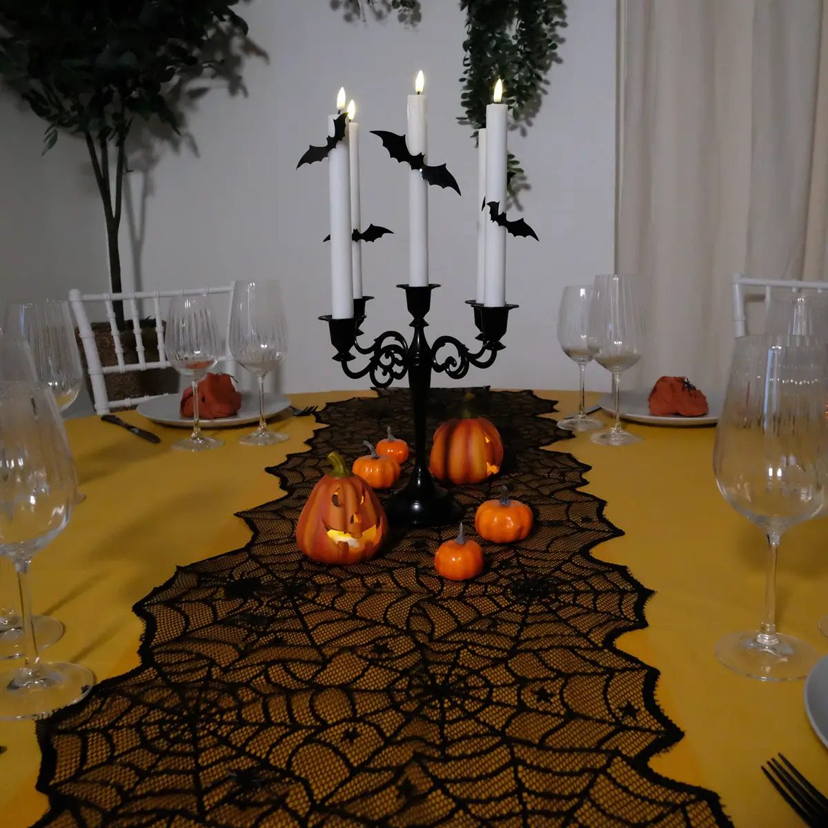 femhovedet lysestage sort med hvide led lys - halloween 3 (1) lej Sort Halloween blonde bordløber med spindelvæv og edderkopper