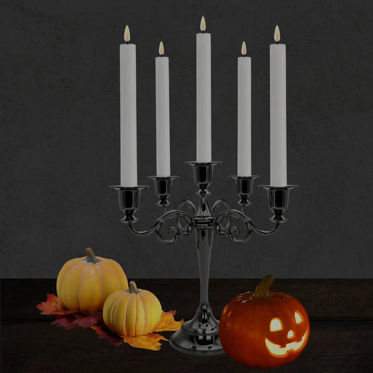 femhovedet lysestage sort med hvide led lys og græskar mørk (1) lej Femarmet lysestage | Sort metal | Kandelaber