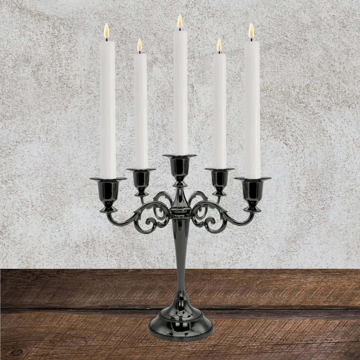 femhovedet lysestage sort med hvide led lys på bord (1) lej Femarmet lysestage | Sort metal | Kandelaber