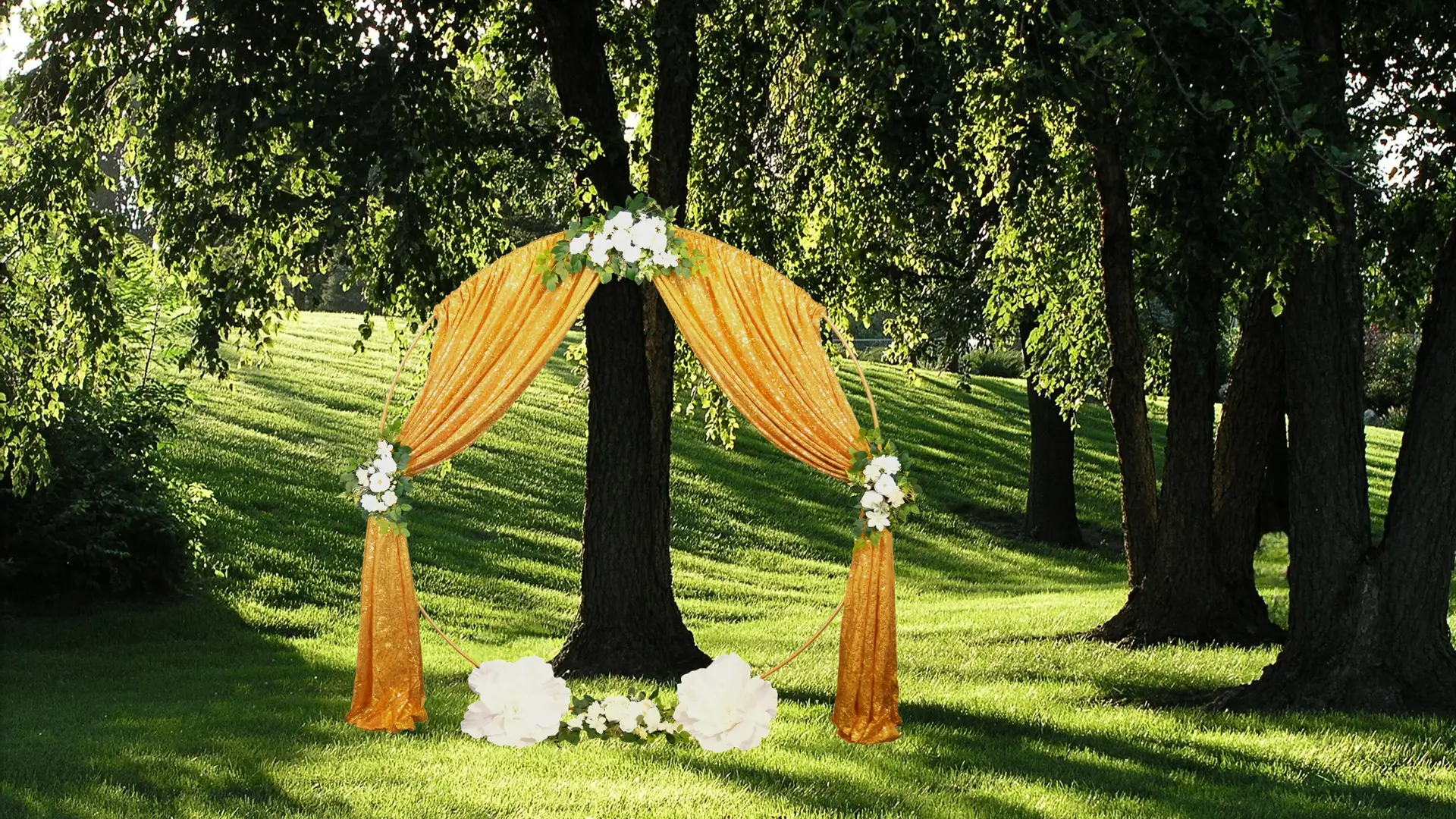 guld pallietgardin på vielsesbue med hvide blomster - træer i baggrund
