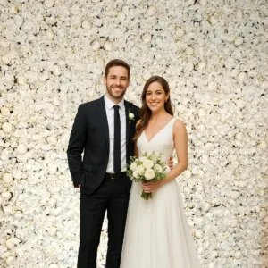 lej Champagne og hvid blomstervæg på stativ | 2,4 x 2,4 m. | Blomster panel backdrop