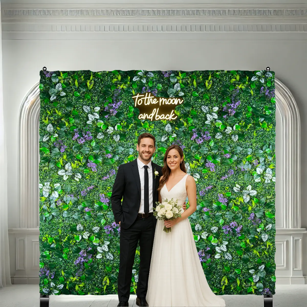 kunstig plantevægpanel - Marias mix på sort stativ 2,4 x 2,4 m brudepar og skilt (1) lej Grøn og lilla blomstervæg på stativ | Marias mix | 2,4 x 2,4 m. | Plantepanel backdrop