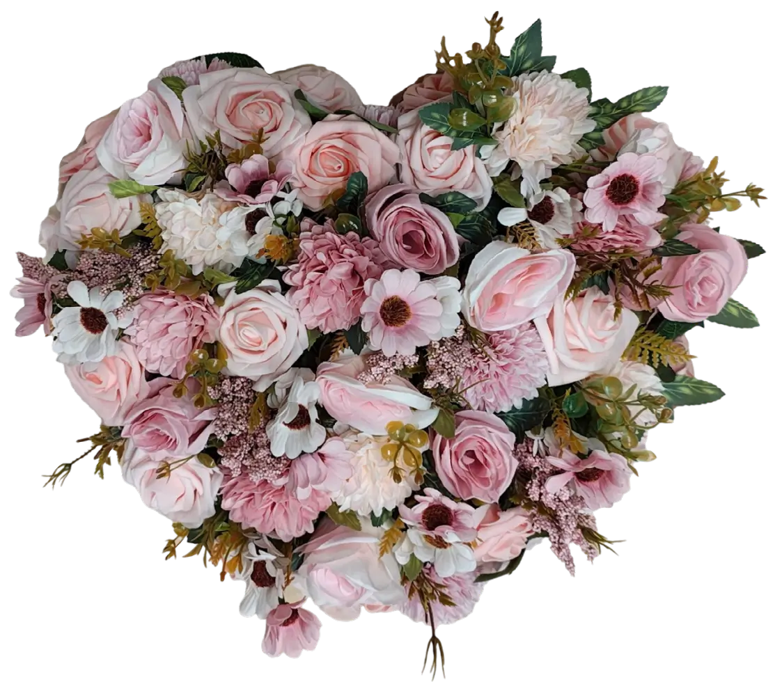 Hjerteformet blomsterdekoration med lyserøde blomster